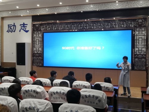 互聯(lián)網(wǎng)的魅力 連接、創(chuàng)新與未來——商務(wù)管理系文化大講堂活動側(cè)記